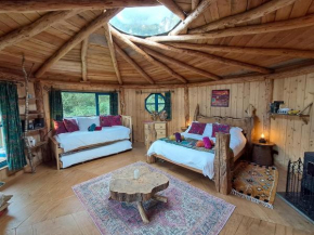 Magical Offgrid Roundhouse in Eryri